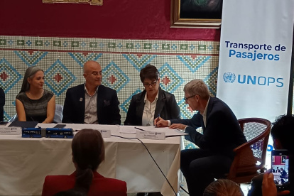 Se realizó la firma del contrato entre UNOPS y el Consorcio conformado por las empresas IFS-Yutong.