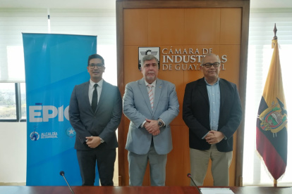 Evento.- Féñix Chang, de Épico; Francisco Jarrín, presidente de la Cámara de Industrias de Guayaquil y Ricardo Rodríguez, de la Cooperación Alemana (GIZ) en el lanzamiento de agenda económica.