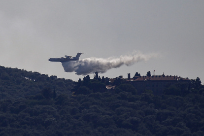 Un hidroavión trata de extinguir un incendio en la isla Heybeliada, Estambul, Turquía.
