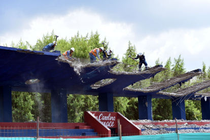 El trabajo de derrocamiento en la Tribuna de Los Shyris se lo realiza de forma manual.