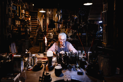 El escultor argentino Juan Carlos Pallarols en su taller en el Barrio de San Telmo, en Buenos Aires (Argentina).