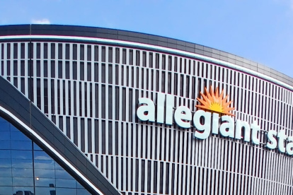 José Luis Astudillo . El policía ecuatoriano - norteamericano junto a su bandera en el Allegiant Stadium de Las Vegas.