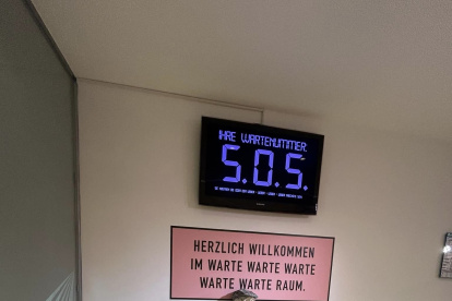 Pistas. Un esqueleto en una sala de espera de una oficina pública.