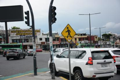 La falta de semáforos por corte de luz generó complicaciones en el tránsito.