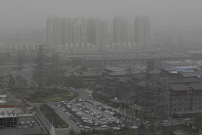 Vista general de varias viviendas afectadas por la contaminación del aire en Pekín, China.