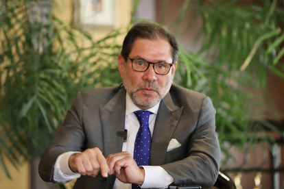 Carmigniani es jurista especializado en litigios comerciales.   Fue árbitro del Ciadi, miembro de la Corte Internacional de Arbitraje de la Cámara de Comercio Internacional y consultor del BID.