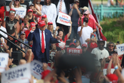 El expresidente estadounidense Donald J. Trump habla durante un mitin de campaña en Racine Festival Park en Racine, Wisconsin (EE.UU.), 18 de junio de 2024.