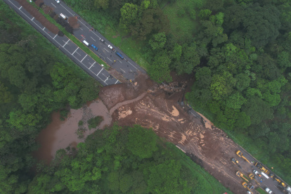 Un tramo de carretera, que comunica la Ciudad de Guatemala con los principales puertos del océano Pacífico, afectado por las fuertes lluvias, en Escuintla (Guatemala).