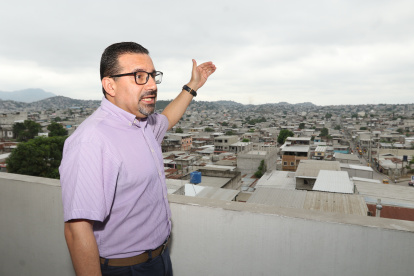 Vista. El director de Misión Noruega señala el noroeste, población a la que la ONG dirige sus servicios.