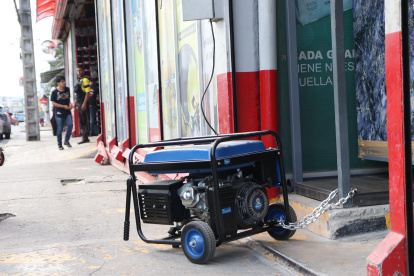 Algunos negocios colocaron pequeños generadores para poder seguir operando.