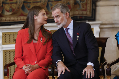 El rey Felipe VI (d) conversa con su hija Leonor princesa de Asturias en el Palacio Real en Madrid donde se conmemora el décimo aniversario del reinado de Felipe VI, este miércoles. El rey Felipe VI, junto a la reina Letizia y sus hijas, conmemora el décimo aniversario de su reinado con el relevo solemne de la Guardia Real, la imposición de condecoraciones a ciudadanos desconocidos y un almuerzo institucional, todo ello en el Palacio Real de Madrid, donde el broche a la jornada va a ser un concierto a cargo de la banda de música de la Guardia Real y del violinista Ara Malikian. EFE/ Chema Moya