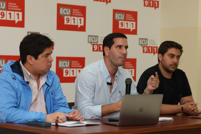 Arturo Félix, secretario de la Administración Pública; Roberto Luque, ministro encargado de Energía y Minas; Vicente Auad, gobernador del Guayas.