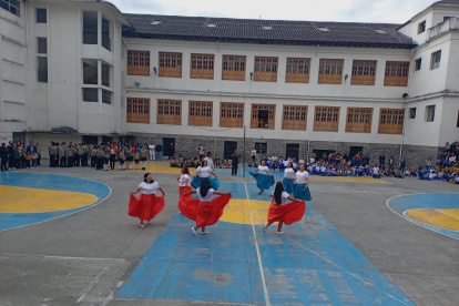 En el programa de clausura de la primaria, en el Instituto Nacional Mejía.