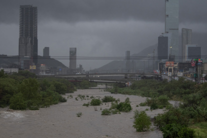 Fotografía que muestra el cielo nublado y la creciente del río Santa Catarina debido a las fuertes lluvias, este miércoles 19 de junio de 2024 en la ciudad de Monterrey (México).