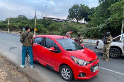 Militares realizan controles en el cantón Sucre, en Manabí.