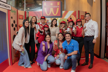 Directivos de Arcos Dorados junto al equipo de líderes de experiencia.