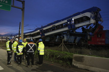 Personal de seguridad reacciona junto a las dos trenes involucrados en un accidente en la madrugada de este jueves, en la comuna de San Bernardo, en el sur de Santiago (Chile).