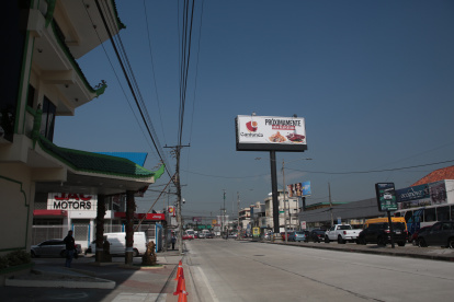 Local.- El anuncio público que avisa de la reapertura del restaurantes Cantonés.