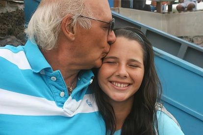 Furio Valbonesi y su hija Lavinia en una foto de la infancia de la actual Primera Dama de Ecuador.