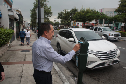 Equipos. Hace poco se instalaron 58 nuevos parquímetros en Urdesa.