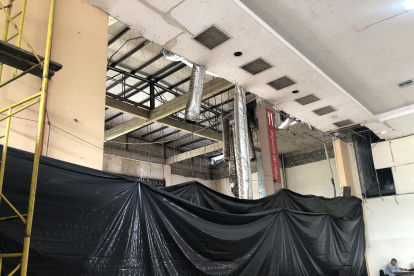 Varias áreas de la terminal terrestre de Babahoyo se encuentran cubiertas por lonas de plástico.