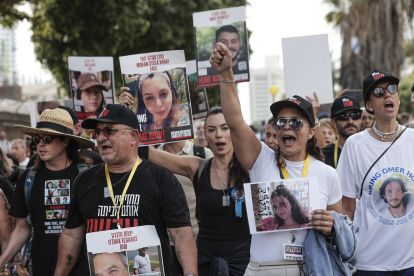 Tel Aviv. Familiares y amigos de los secuestrados por Hamás.