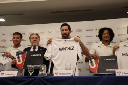 Pablo Sánchez durante la presentación oficial como DT de Liga.