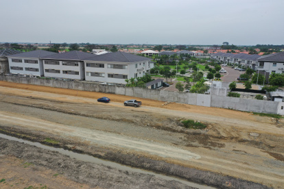 1. Vías. La ruta interna junto a la ciudadela Jardines de Parque Magno luce completamente descuidada.