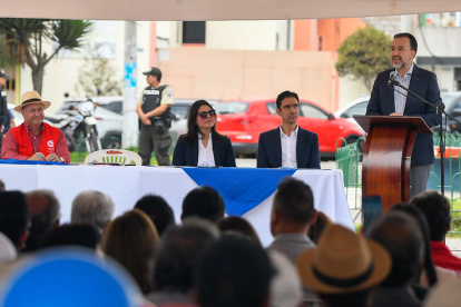 Moradores de Calderón asistieron a la firma del proyecto que estuvo a cargo de Pabel Muñoz.