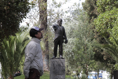 El Ejido. Al monumento de Eloy Alfaro le mutilaron el brazo y le sacaron la espada.