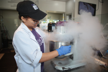 Heladería. En el apagón del miércoles 19 los helados se batieron a mano.