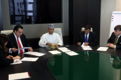 Firma. Otroras autoridades de Ecuador, como Nilsen Arias (d), firmando un contrato de fuel oil con Oman Trading.