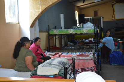 Baños. Un menor se acomoda entre literas. Su familia es una de las damnificadas por el aluvión del domingo.