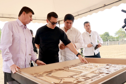 El presidente observa una maqueta la obra de la cárcel de Santa Elena.