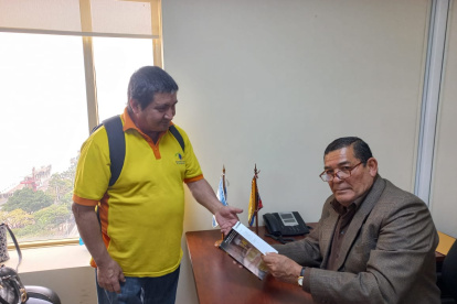 Cárdenas (izquierda) entregó la solicitud al asambleísta.