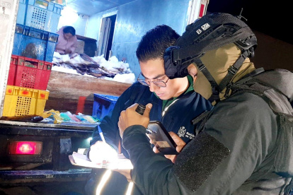 Gavetas de pescado estaban almacenadas en los talleres del local.