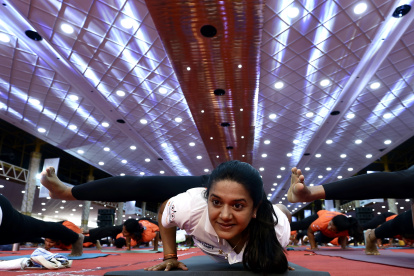 Entusiastas del yoga actúan durante un intento Guinness en el décimo Día Internacional del Yoga, en Bangalore, India, el 21 de junio de 2024.