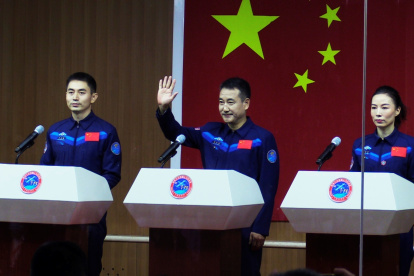 En la imagen de archivo, los astronautas Zhai Zhigang (C), Ye Guangfu (i) y Wang Yaping (d) durante una rueda de prensa celebrada en el Centro de lanzamiento de Jiuquan, China. EFE/ Álvaro Alfaro