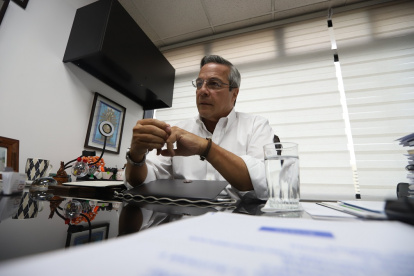 Jimmy Jairala cada mañana locuta en su programa radial.