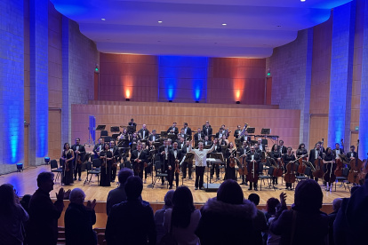 La Orquesta Sinfónica del Ecuador en el escenario de la Casa de la Música.