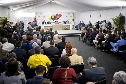 Reunión de candidatos a la Presidencia de Venezuela y autoridades del Consejo Nacional Electoral (CNE) este jueves, en la sede principal del organismo en Caracas.