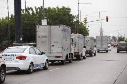 Traslado. A las 09:10, un convoy de la Policía Nacional y del Servicio de Medicina Legal acompañaron a los cadáveres desde el Centro Forense Guayaquil, ubicado en la avenida Rodríguez Bonín, en el suroeste de Guayaquil.