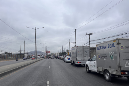 En camiones del Servicio de Medicina Legal y Ciencias Forenses fueron trasladados 33 cadáveres de la morgue de Guayaquil.