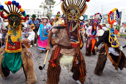 Festejo. En la Universidad Salesiana, decenas de personas celebraron el Inti Raymi.