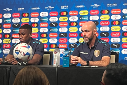 Félix Torres junto al DT de Ecuador Félix Sánchez.