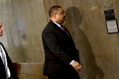 El fiscal de distrito del condado de Nueva York, Alvin Bragg, mientras llega al tribunal penal de Nueva York, Nueva York, EE. UU., el 1 de mayo de 2024.
