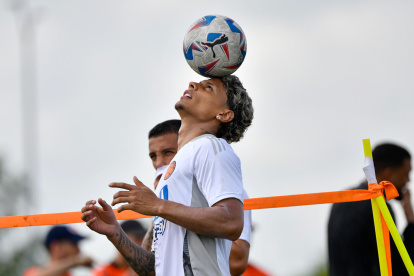 Fotografía cedida este viernes por la Federación Colombiana de Fútbol que muestra al jugador Richard Ríos, durante la jornada de entrenamiento realizada en Houston (Estados Unidos).