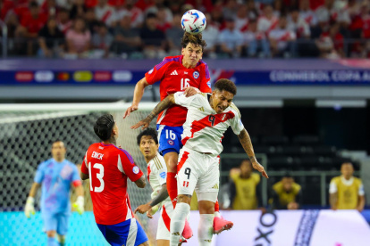 El defensor chileno Igor Lichnovsky (arriba) fue registrado este vienes, 21 de junio, al marcar al atacante peruano Paolo Guerrero (abajo).