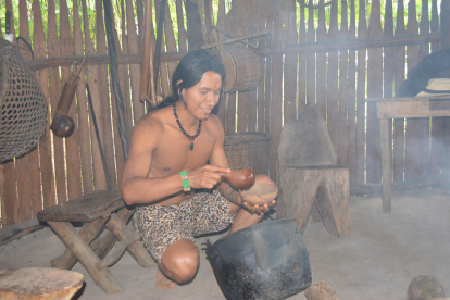 El joven es nativo kichwa del Puyo y por su forma de andar, libremente en la selva, fue bautizado como tarzán por su novia.