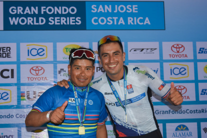 Mauricio Calahorrano (d) y Luis Tabango dos militares a los que el uniforme no les quitó la aspiración mundialista.